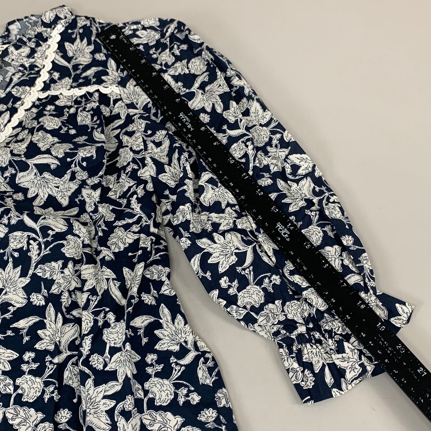 ENTRO Floral Pattern Ruffle Blouse Women's Sz S Navy/White T25612