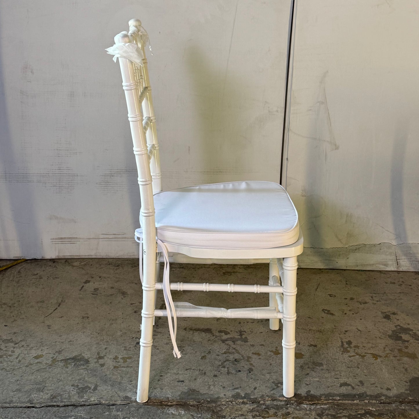 HERCULES PREMIUM Chiavari Silver Resin Stackable Chair 15"W x 16"L x 36"H White (New Other, It's a little dirty)