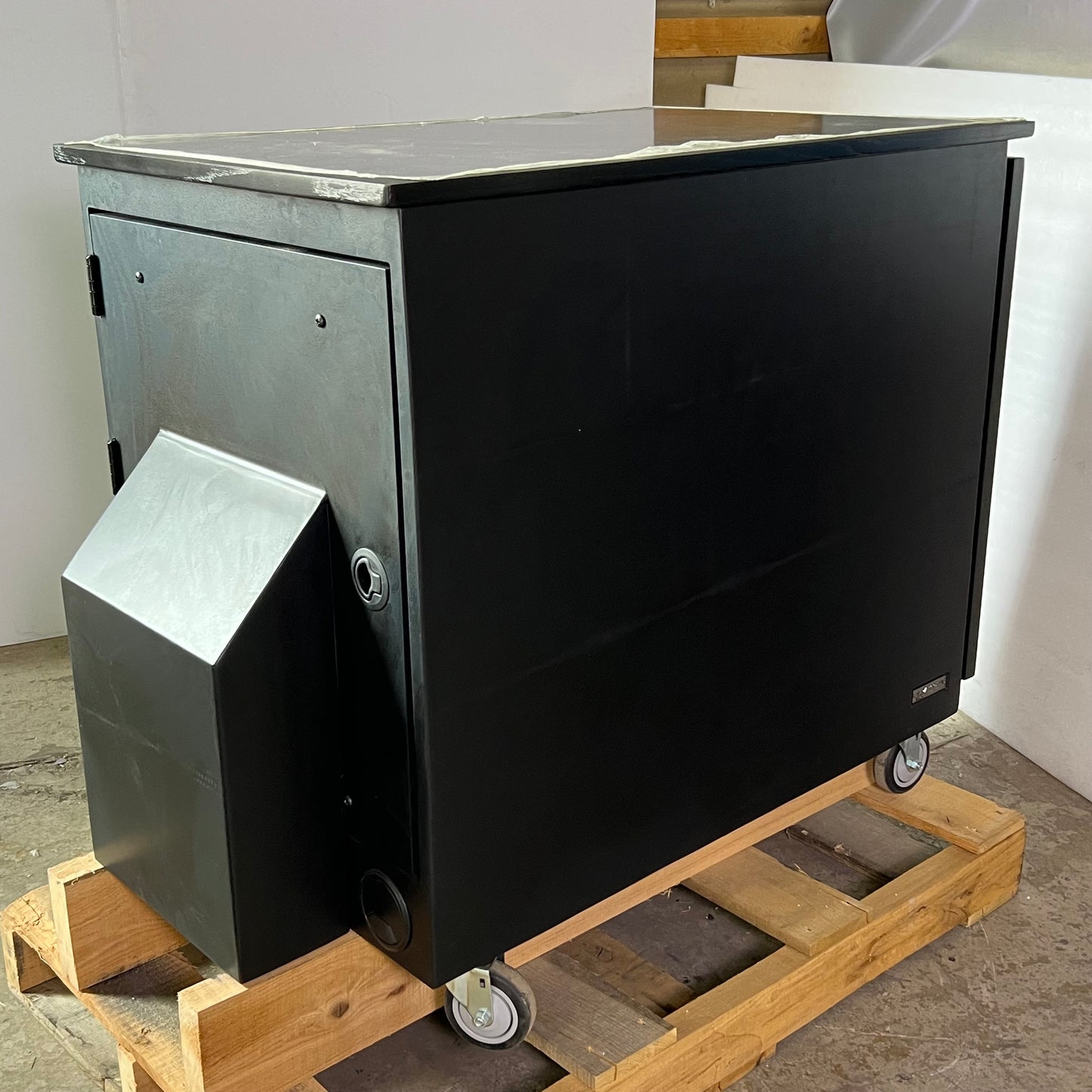 ARGOSY IsoBox PRO12 w/ Right-Hand Door Swing Black Satin on Oak Trim