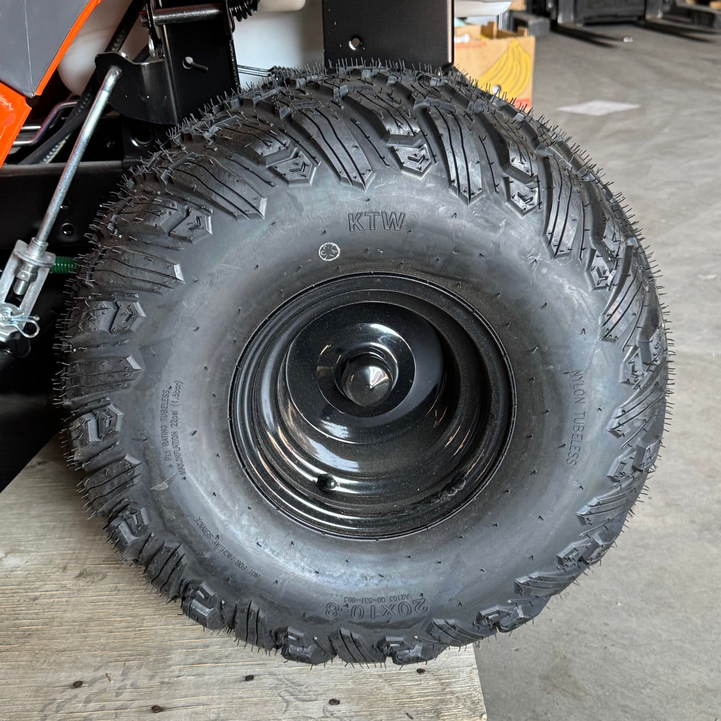 ZA@ HUSQVARNA (42") 23HP Kawasaki Lawn Tractor w/ Locking Differential TS275XD (New Damaged, Riding Lawn Mower with Bent Rear Wheel/Axle – For Repair)