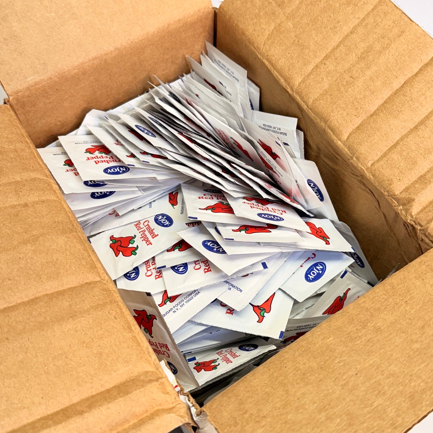 N'JOY (500 PACK) Crushed Red Pepper 1g BB 10/26 (New - Damaged Box - Opened)