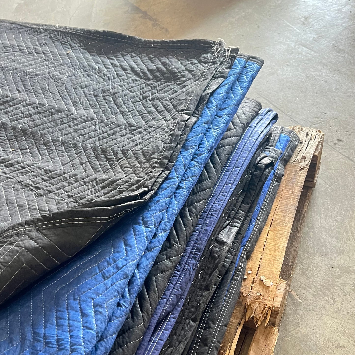ZA@ Pallet of MIXED (Lot Of 14) Moving Blankets Blue/Black