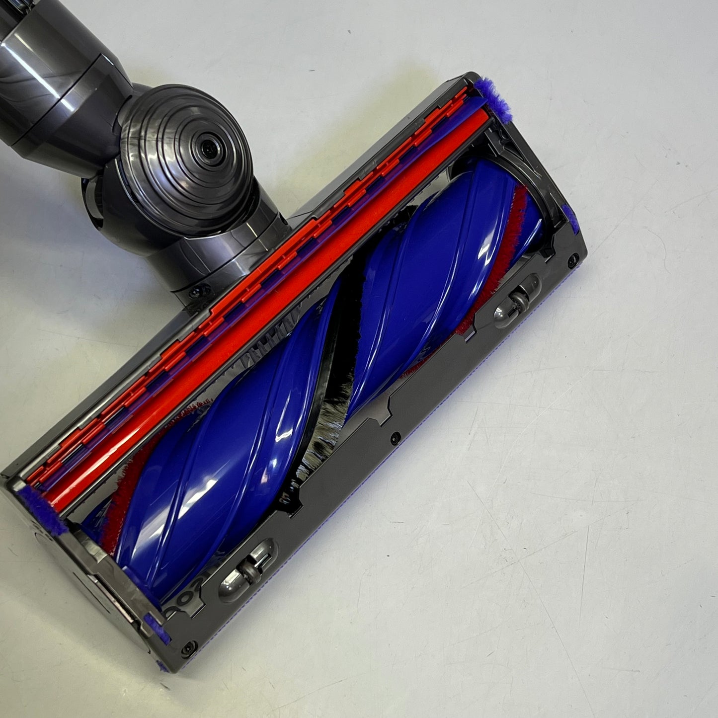 DYSON V8 Cordless Vacuum W/ Attachments 115 Air Watts Suction 400473-011