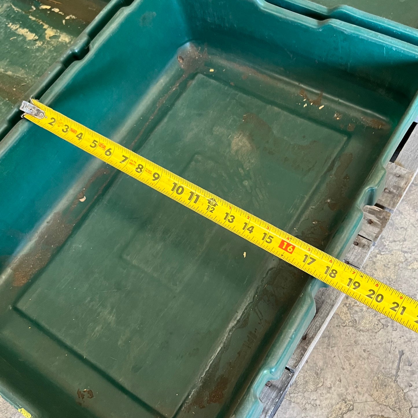ZA@ Pallet of Green Plastic Containers Sz 18"W x 25"L x 5.5"H (AS-IS)