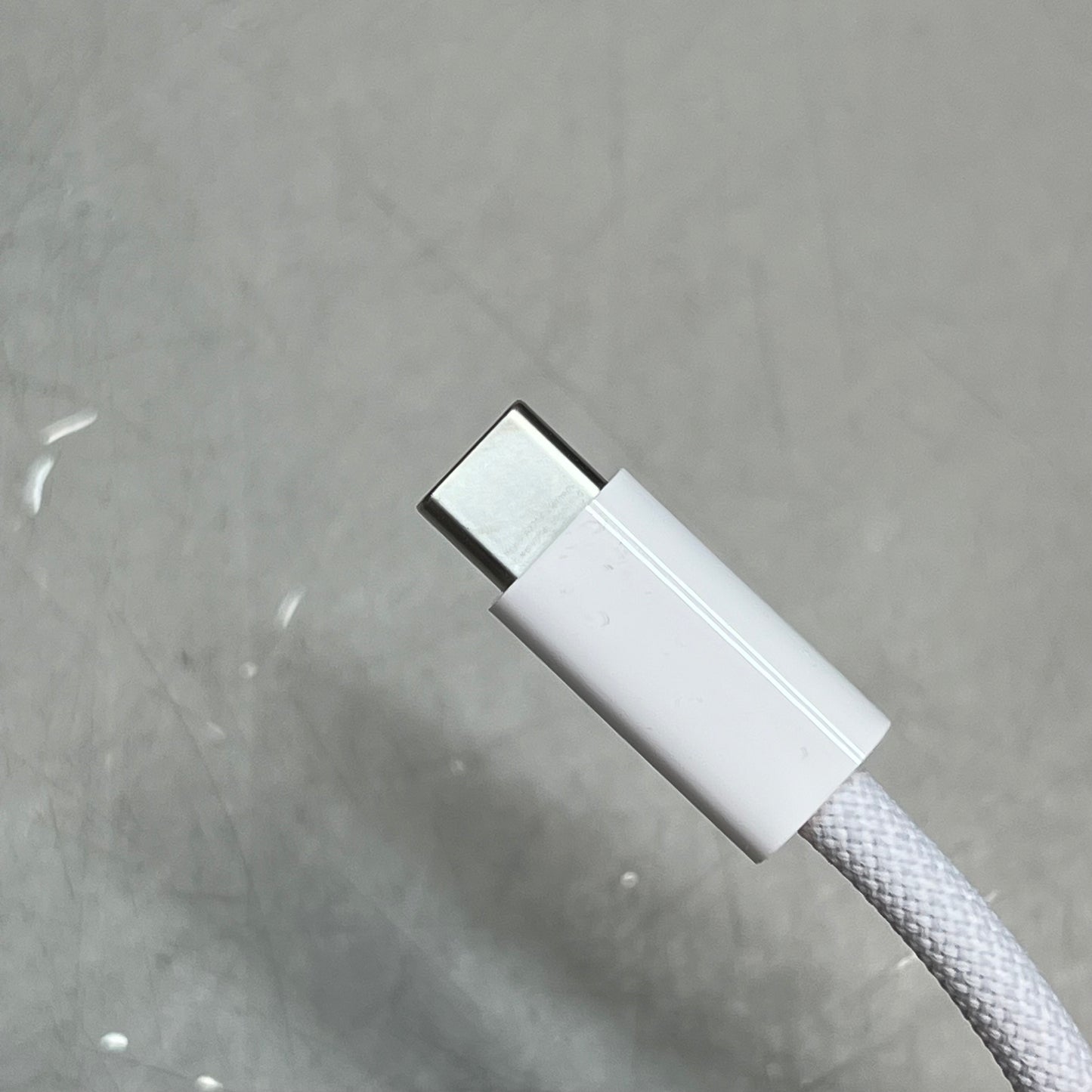 APPLE USB-C Woven Charge Cable 240 Watt (2 M) White MU2G3AM/A (Return)