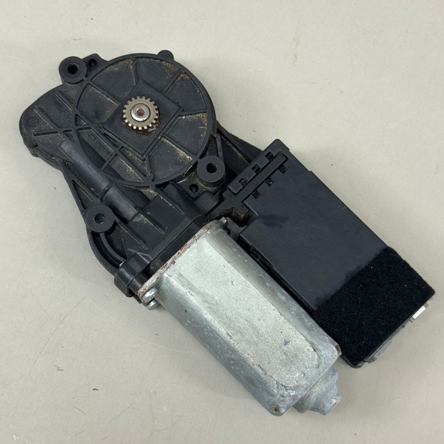 MOPAR PARTS 4th Gen Mega Cab Sunroof Motor For Ram Black 30022758B (As-is (Slightly Rusted))