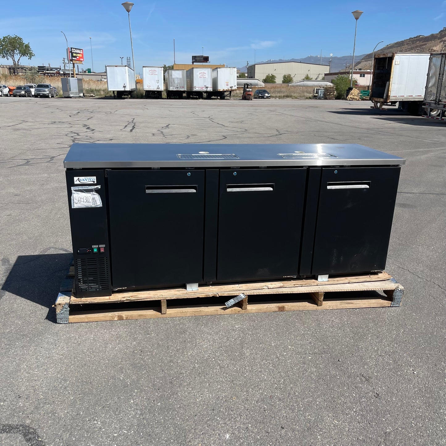 AVANTCO Keregator / Beer Dispenser 90”x36”x28” Black 178UDD4HC