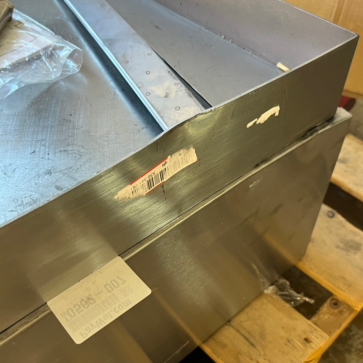 GARLAND Electric Commercial Range Sz 24"W x 24"L x 14"H, ED-24G (New w/ Damage, One Leg Missing)