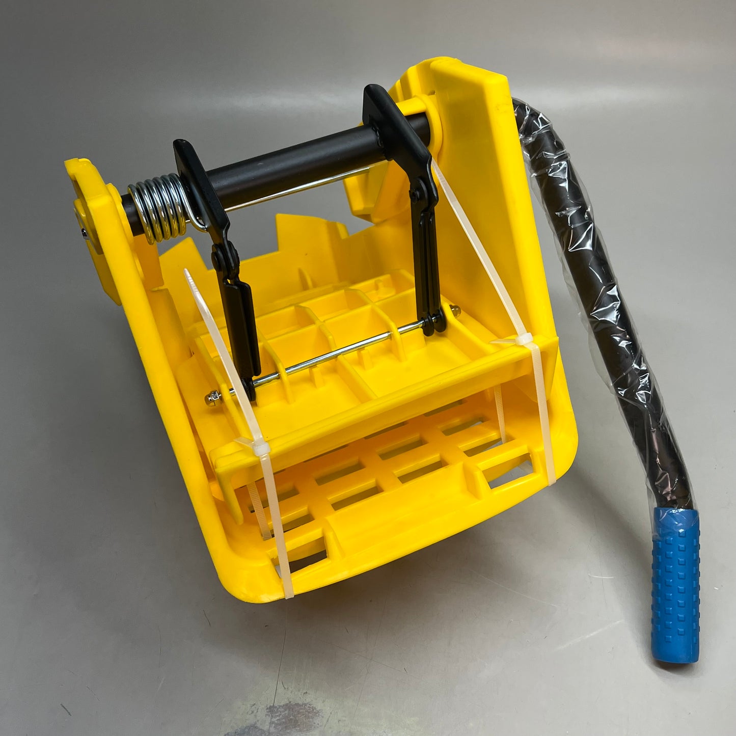 CARLISLE Rolling Mop Bucket W/ Side Press Wringer 26 Qt Capacity Yellow 3690804