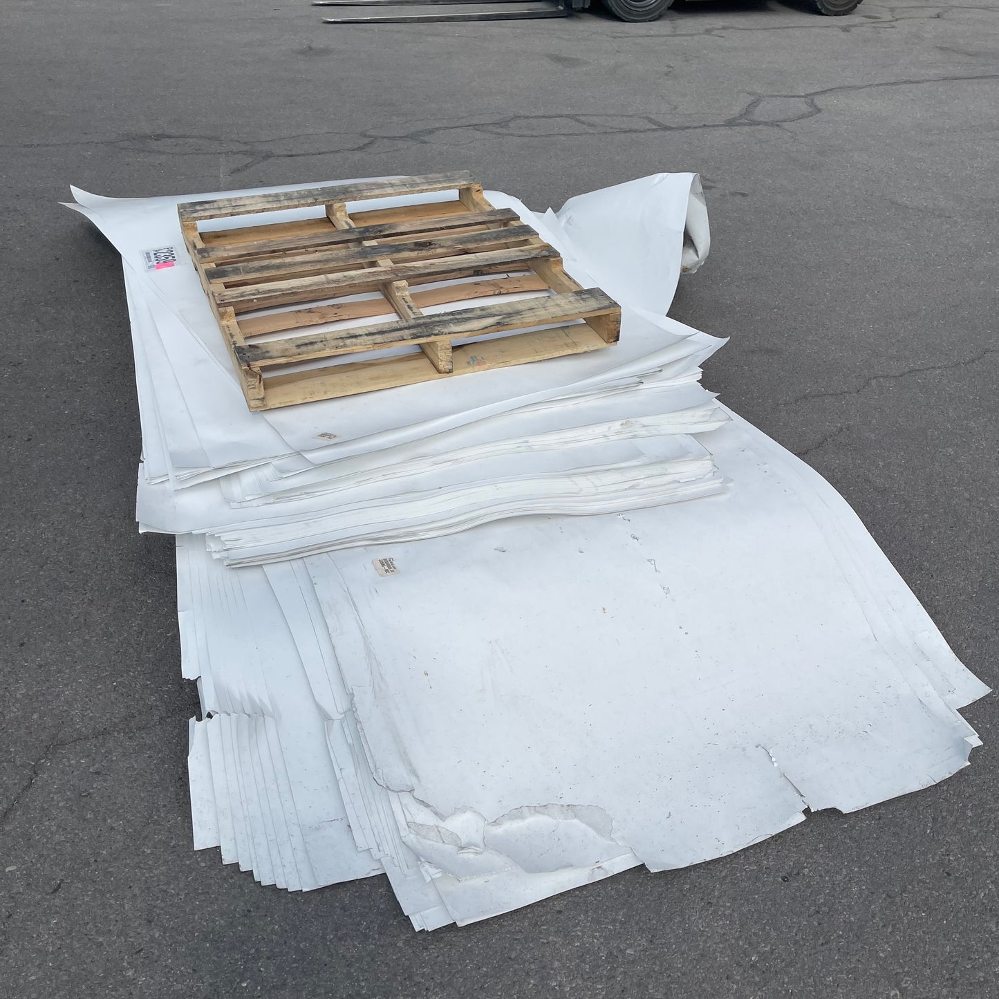 ZA@ Pallet of MIXED Large Paper Sheets 96”x48” (AS-IS)