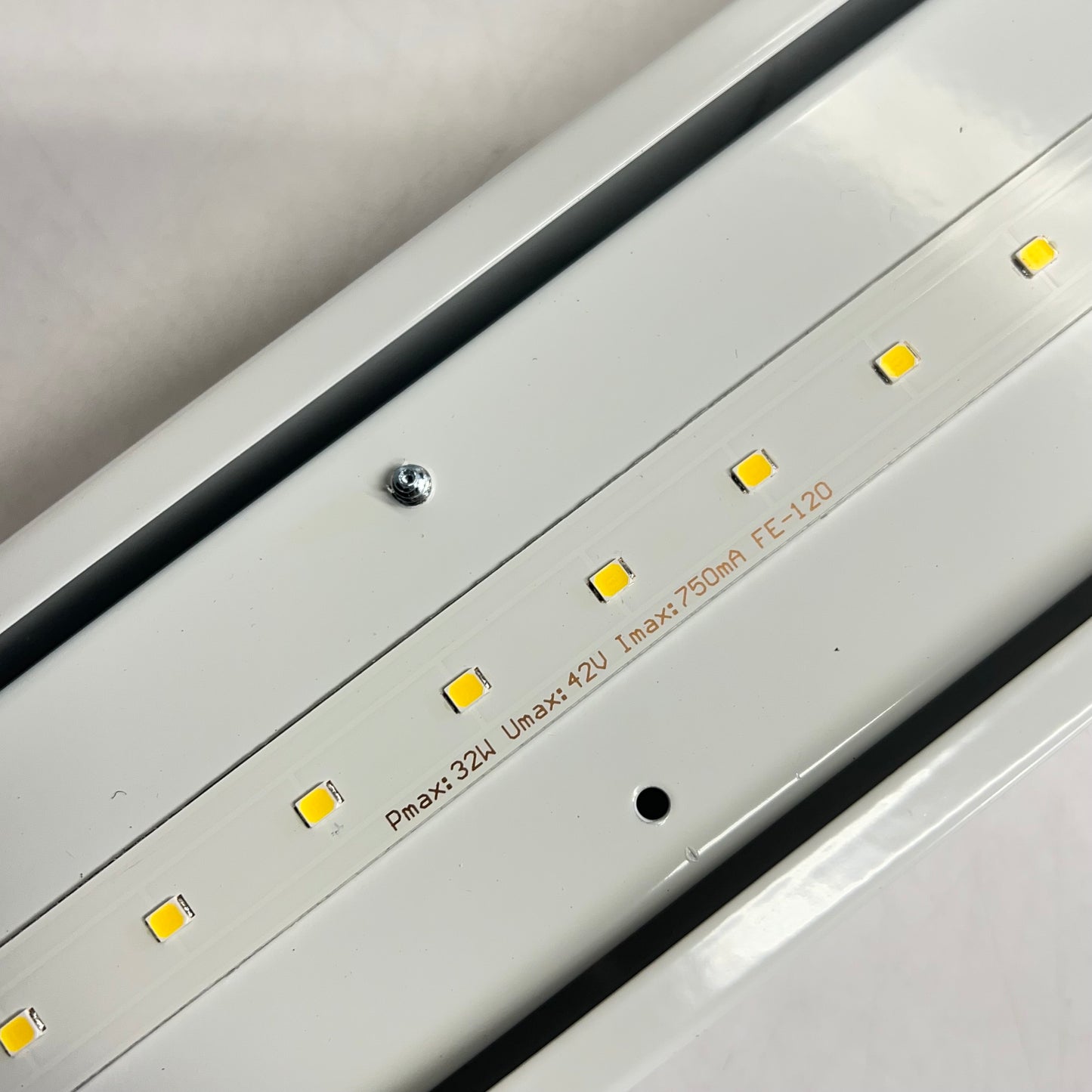 ILP LIGHTING Linear Strip Light  4' 25W 4000K Frosted Acrylic White VS43LU40FRL