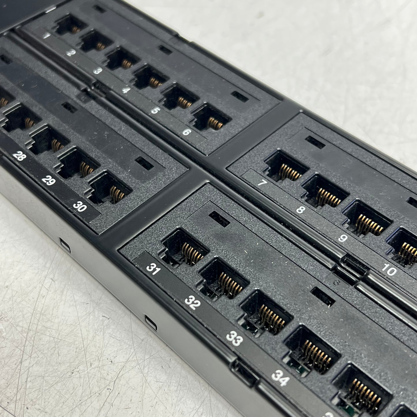 COMMSCOPE Patch Port  Cat 6 48 Port 2U UTP Black UNP-6-DM-2U-48 (Distressed Packaging)