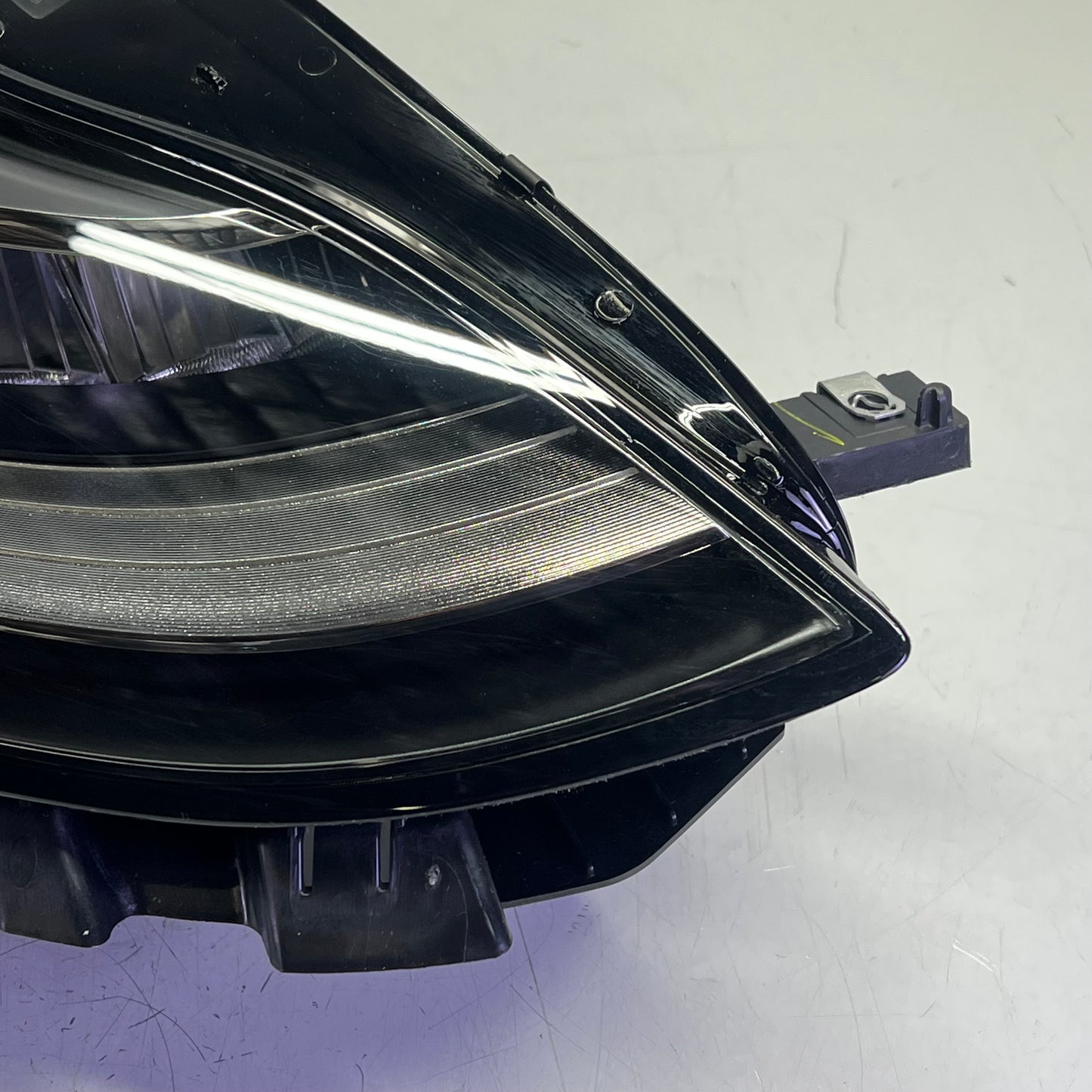 TESLA Genuine OEM RIGHT Headlight Assembly For 2027-2020 Tesla 1077372-00-L