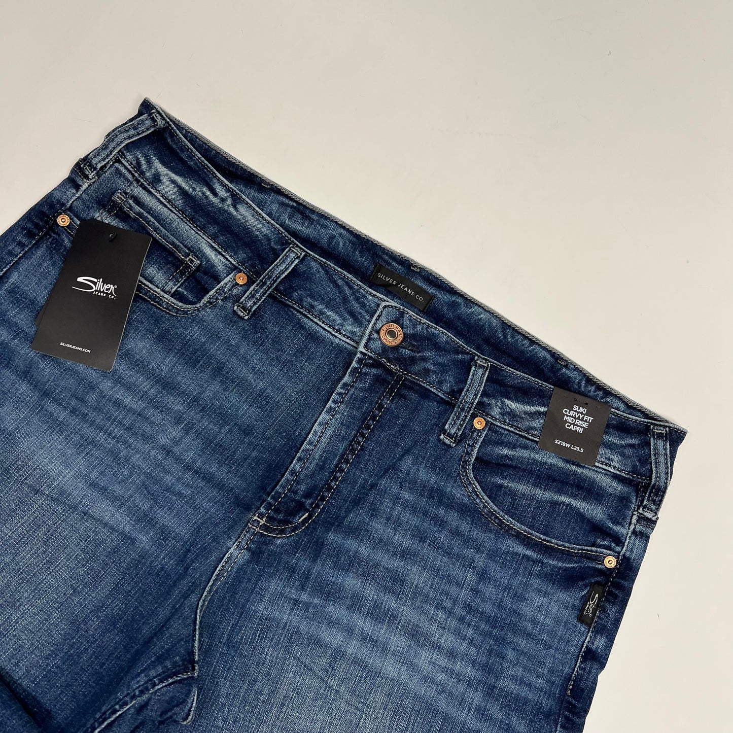 SILVER JEANS CO Suki Curvy Fit Mid Rise Capri Jean Women's Sz 18W/23.5 Indigo