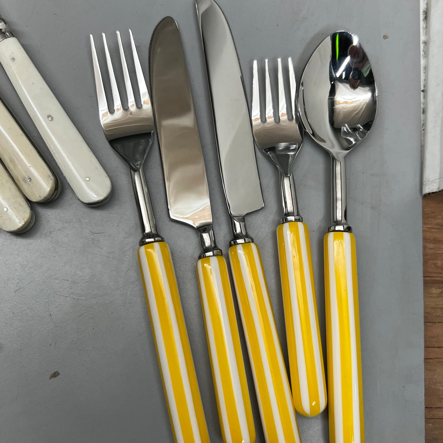 ZA@ PAYWUT Assorted Cutlery, Wine Glasses, and Commercial Dishwasher Rack