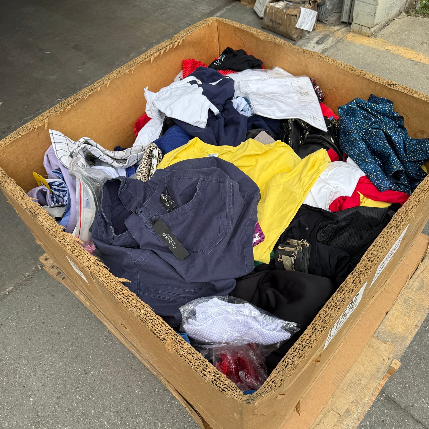 ZA@ Pallet of MIXED 100’s Of Men’s & Women’s Clothing