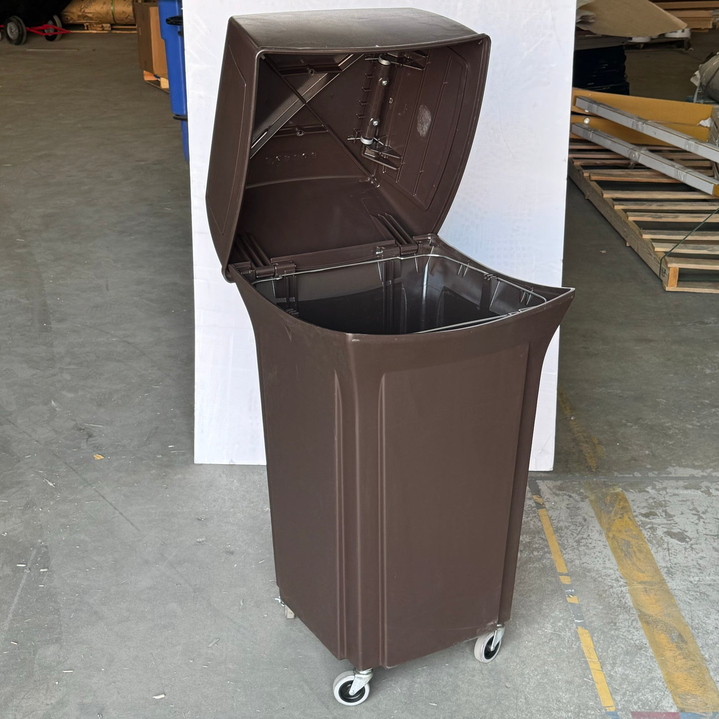 RUBBERMAID Trash Can 44”Hx20”x20” Brown