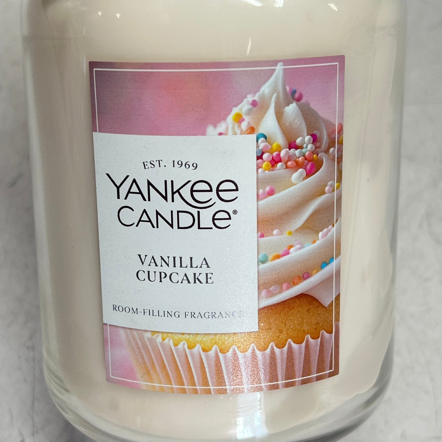 YANKEE CANDLE Single Wick Candle W/ Sealing Lid Vanilla Cupcake Scent 150hr 22oz