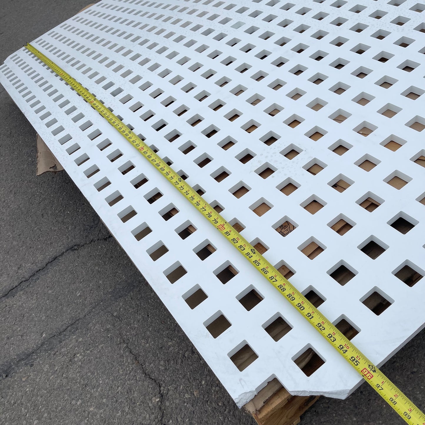 ZA@ Pallet of MIXED Vinyl Privacy Lattice/floor Panel 96"x48" White (AS-IS)
