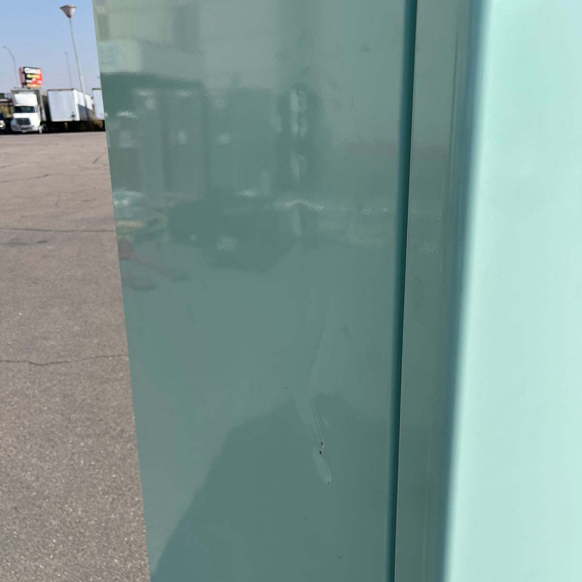 UNIQUE APPLIANCES Classic Series Bottom Mount Refrigerator 75"x29"x28" Ocean Mist UNQ-455L (Good)