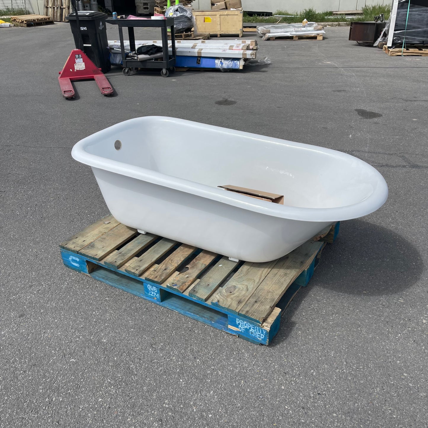 ZA@ Pallet of MIXED Freestanding Clawfoot Bathtub 60”x29”x18” (AS-IS)