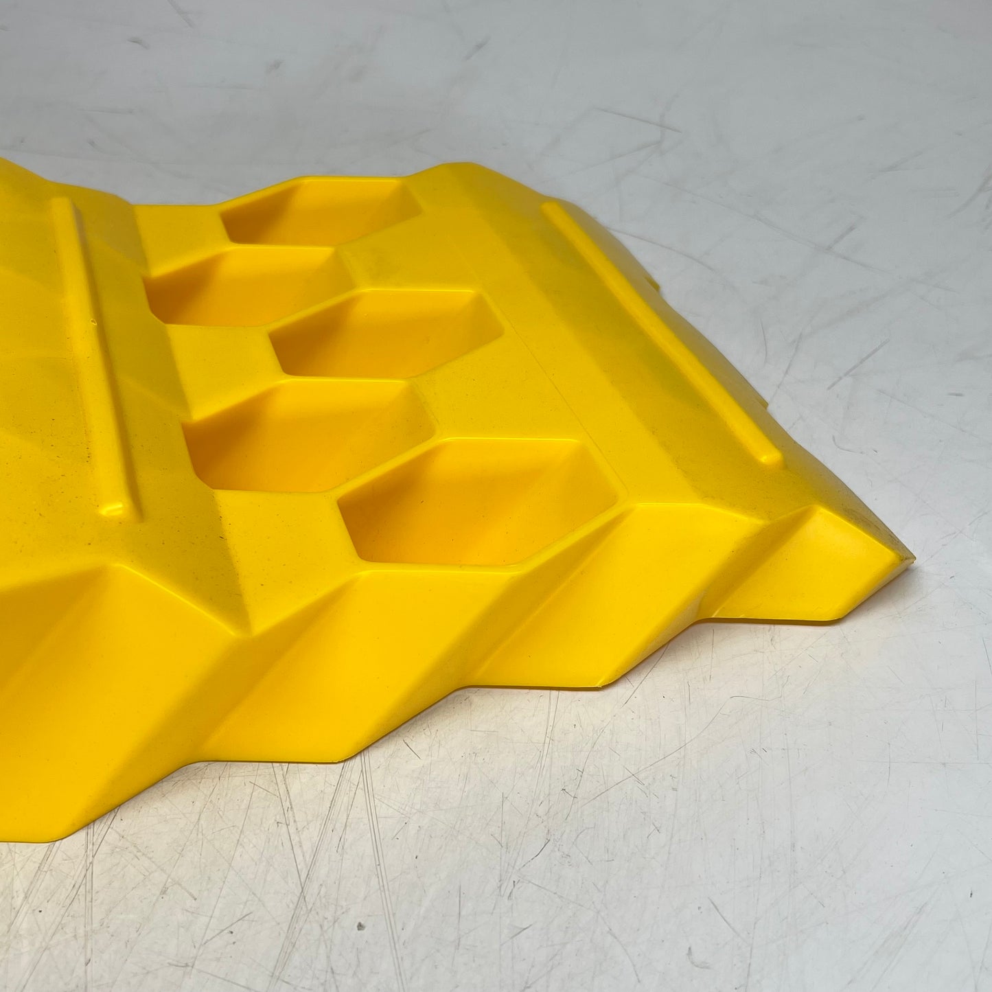 ZA@ CAMCO Super Tri-leveler Durable Resin 3 Level Heights 10,000 Lb Capacity 21028