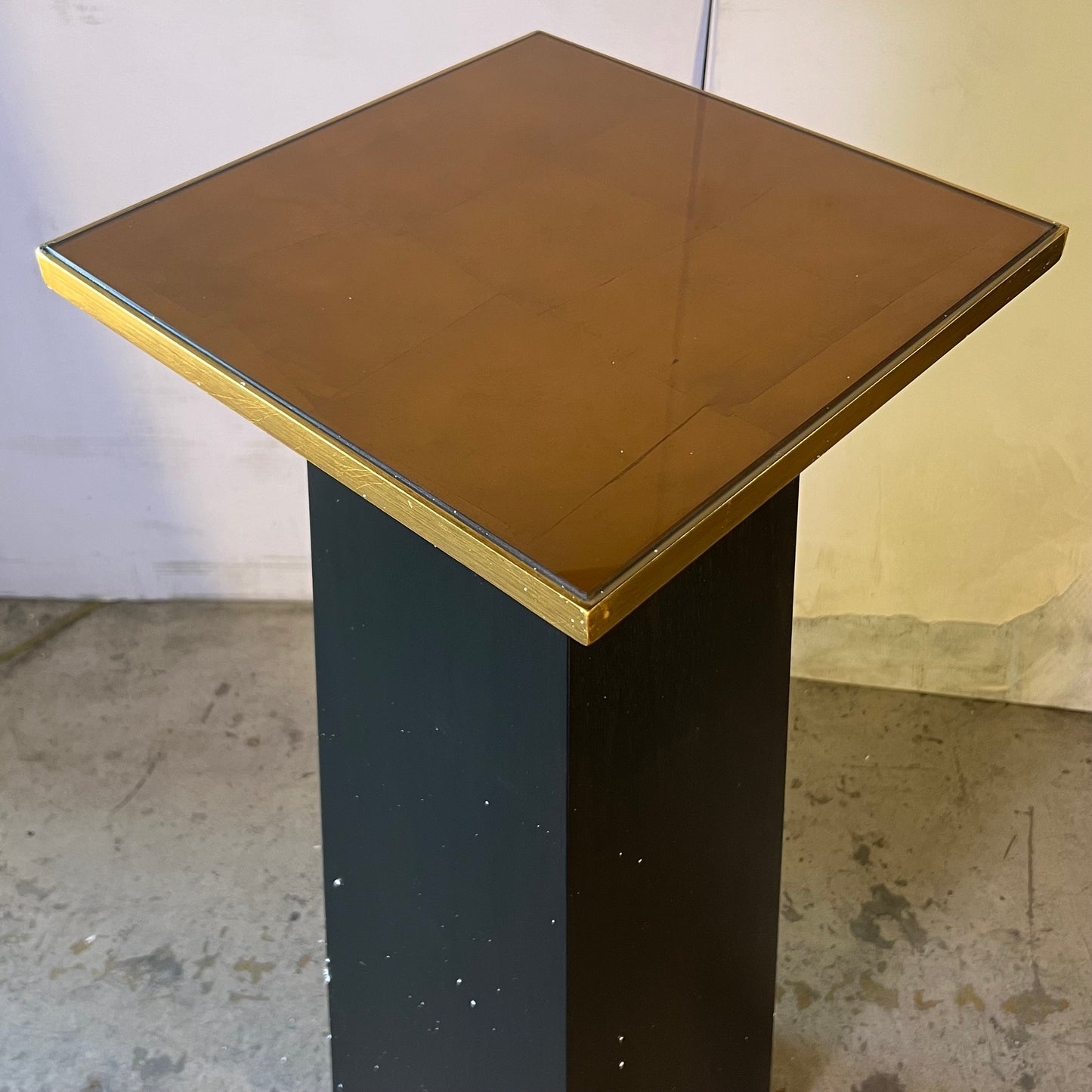 CHELSEA HOUSE Bradshaw Orrell High Top Pedestal 16"W X 16"L X 48"H Black & Antique Gold Leaf 385211 (New Other, Distressed Box)