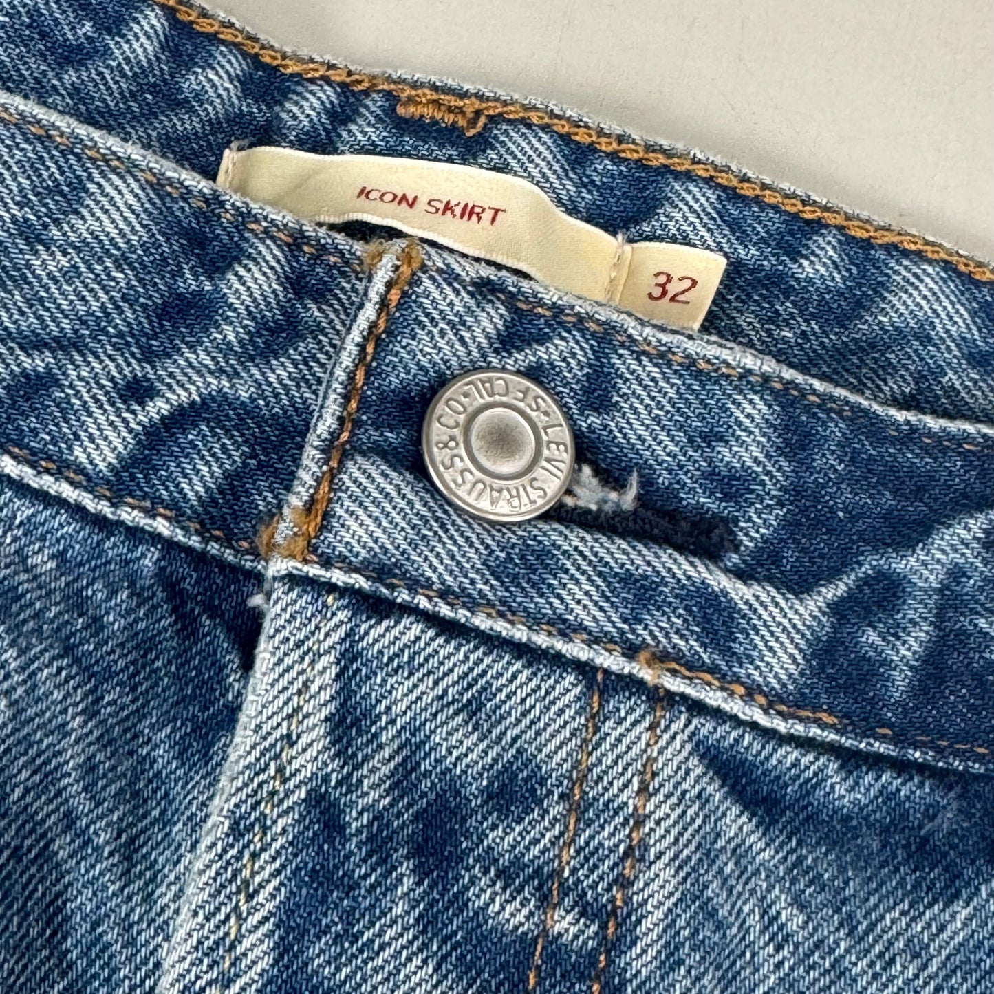 LEVIS Recrafted Icon Skirt Mid Rise Original Women's Sz 32 Novel Notion Med Wash