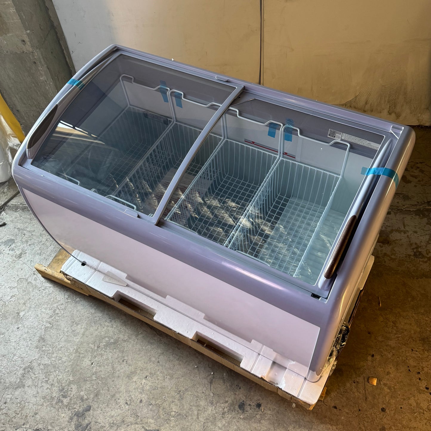 AVANTCO Customizable Curved Top Display Freezer 49-5/8" DFC13-|HCL (As-Is)