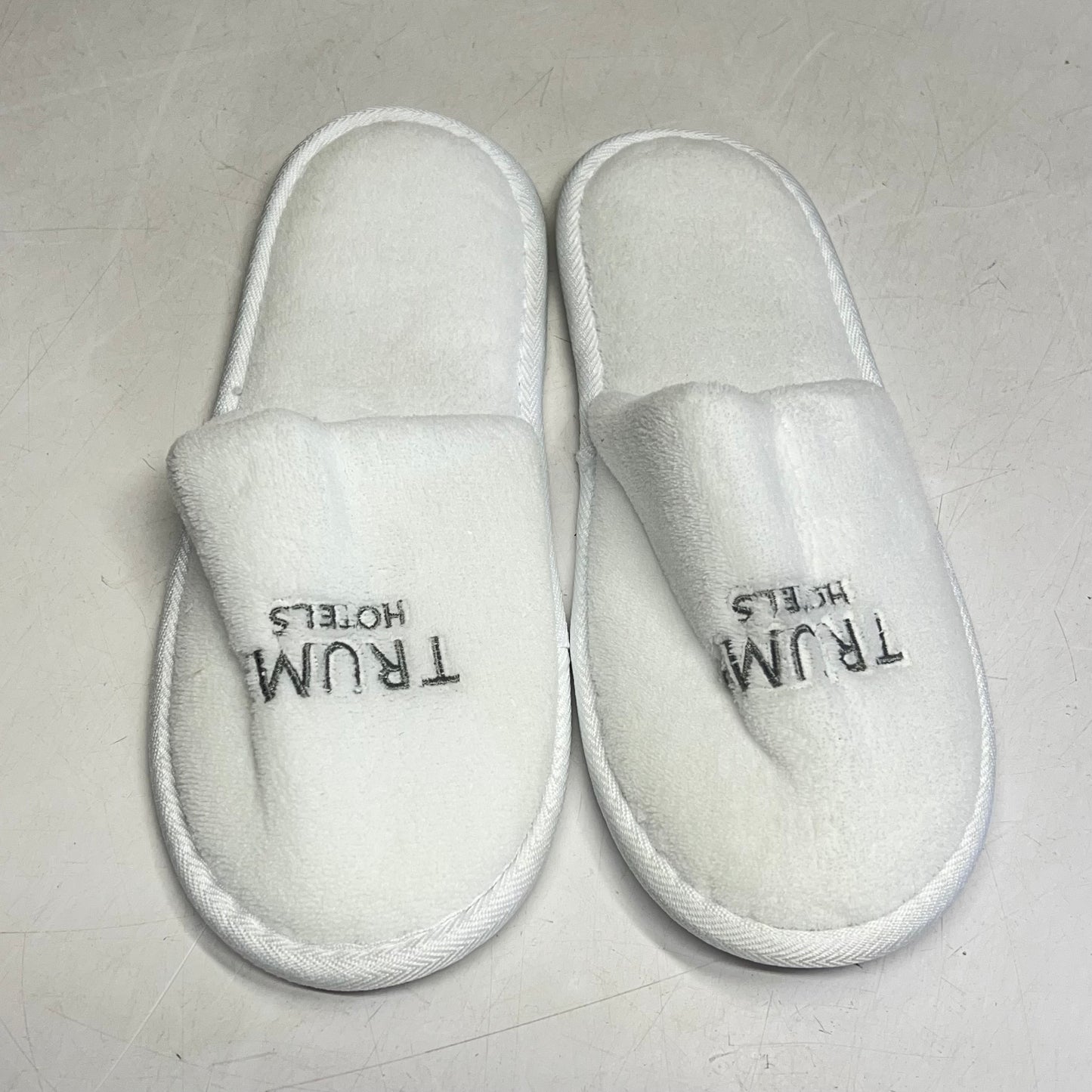 TRUMP STORE Embroidered Spa Slippers Men's Sz 12 Women's Sz 14  White/Silver