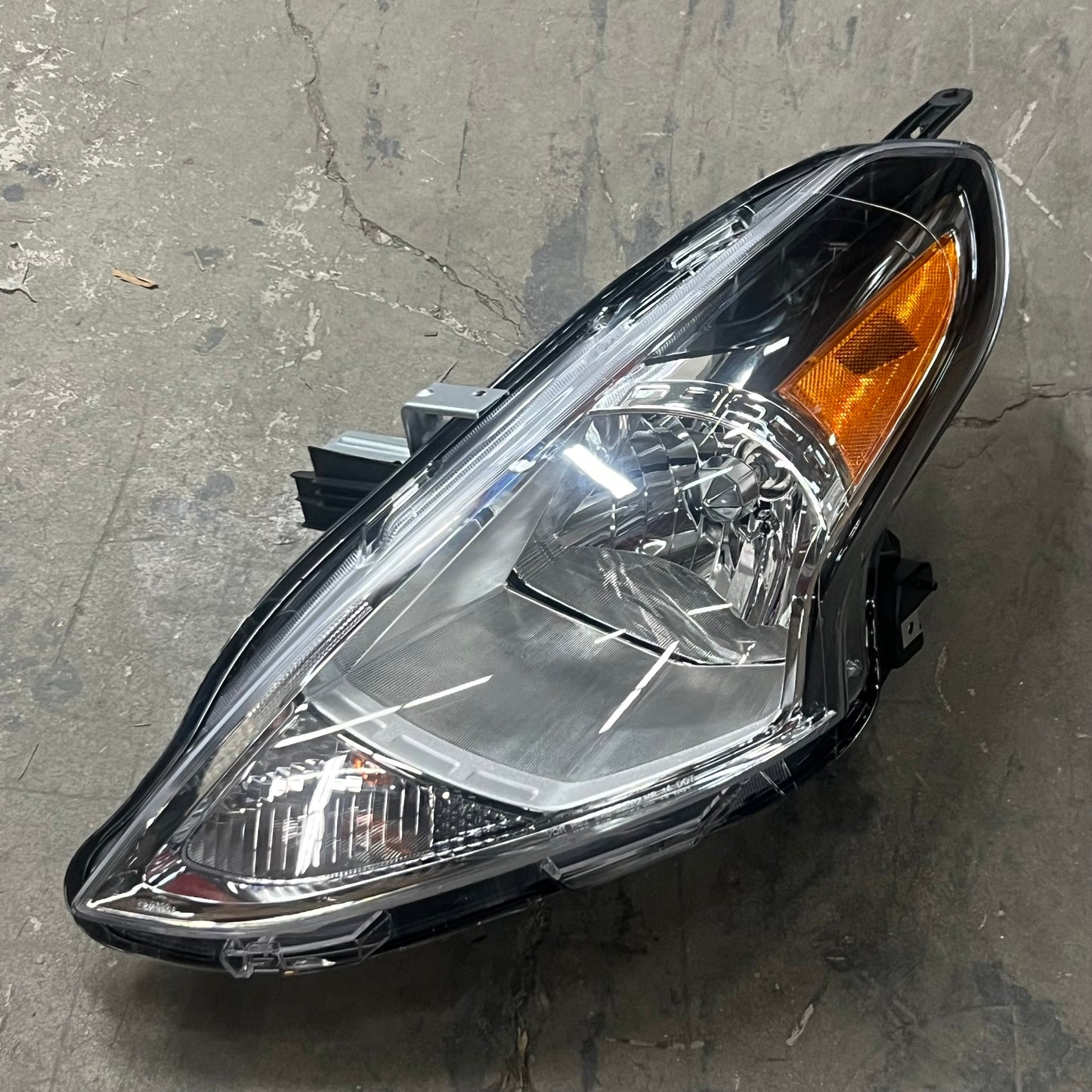 TYC Left Headlight Assembly Compatible W/2015-2019 Nissan Versa 20-9602-00-9