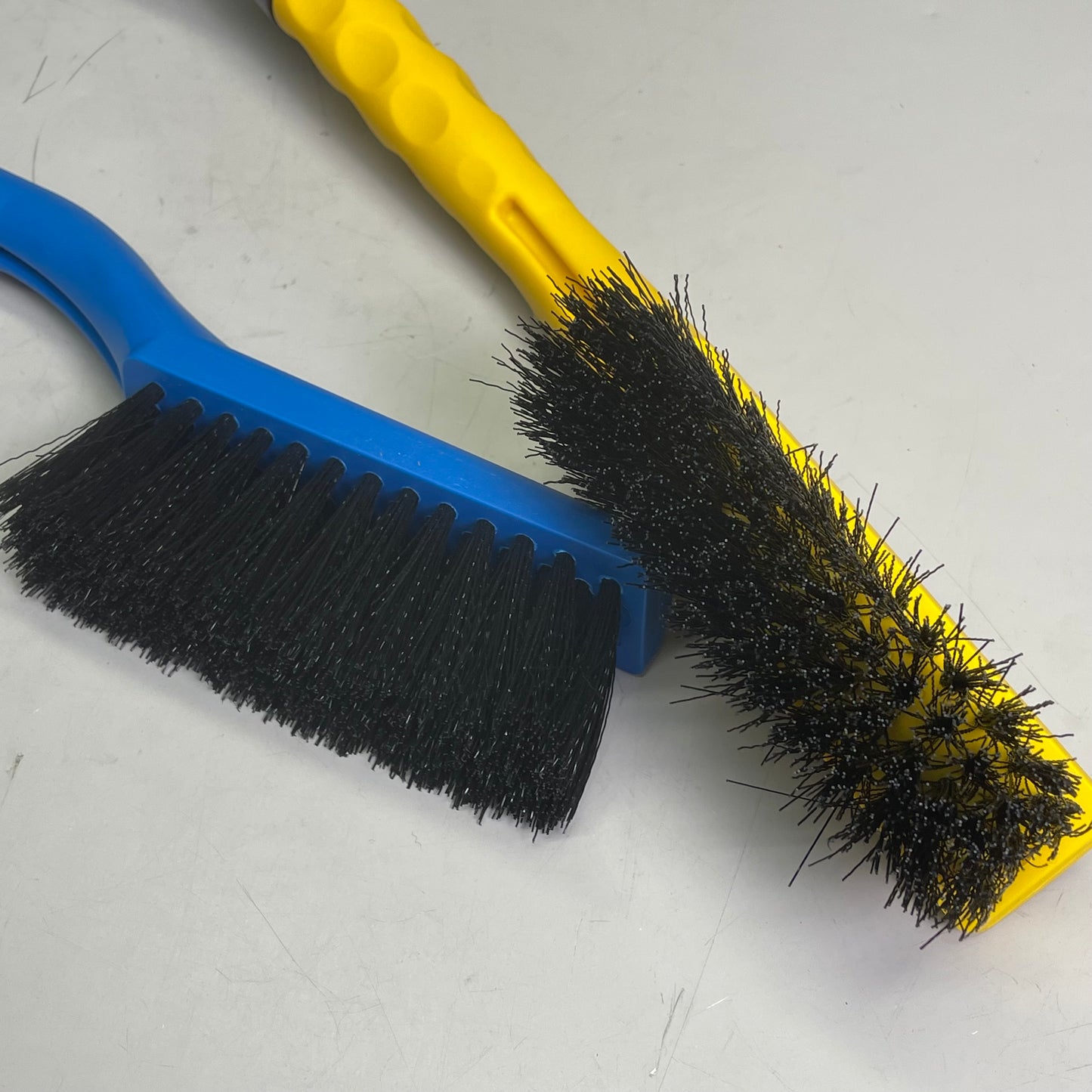 MALLORY (2-PACK) SnoWEEvel Snowbrush 16" Blue & Yellow S18-518