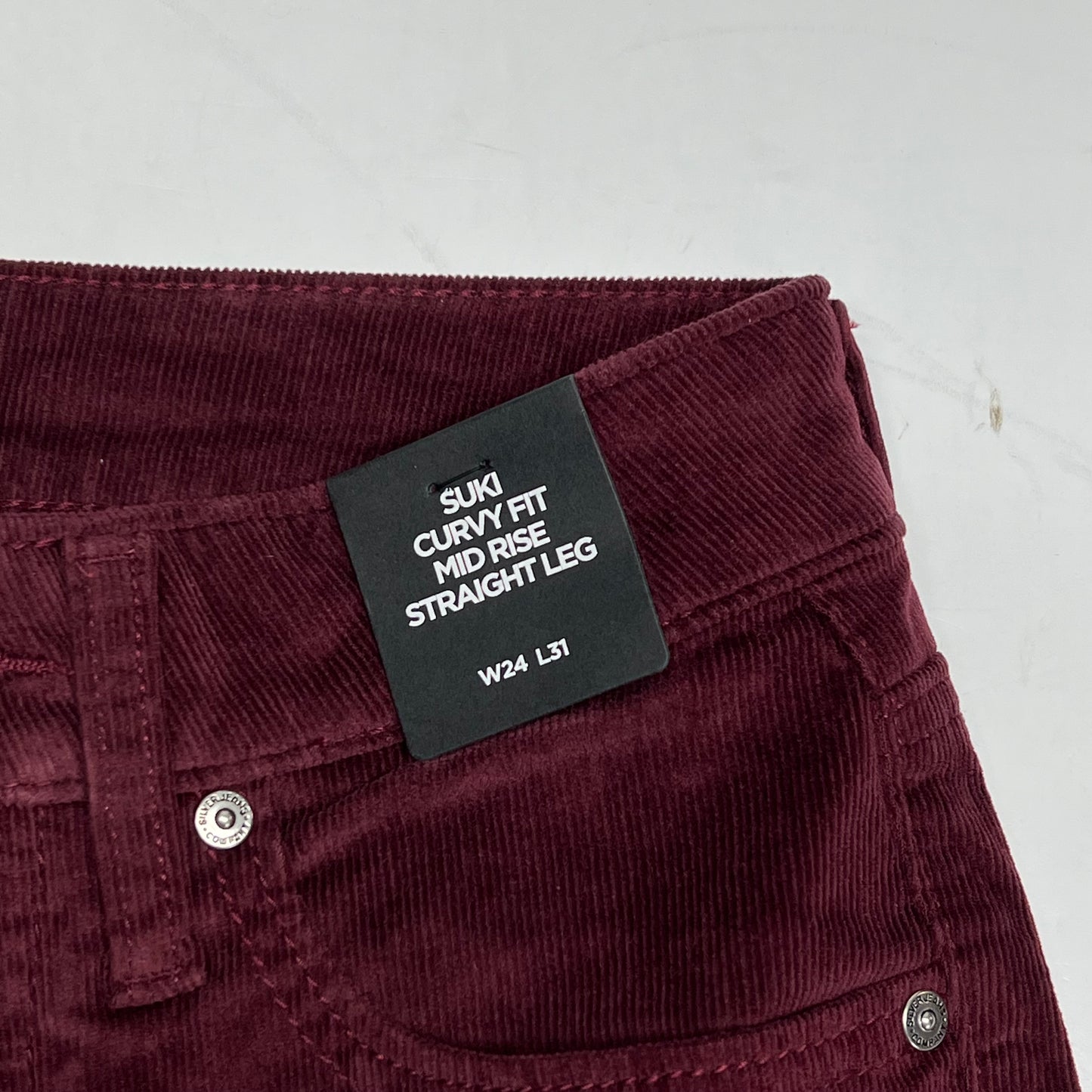 SILVER JEANS CO Suki Curvy Fit Mid Rise Straight Leg Women's Size 24/31 Bordeaux