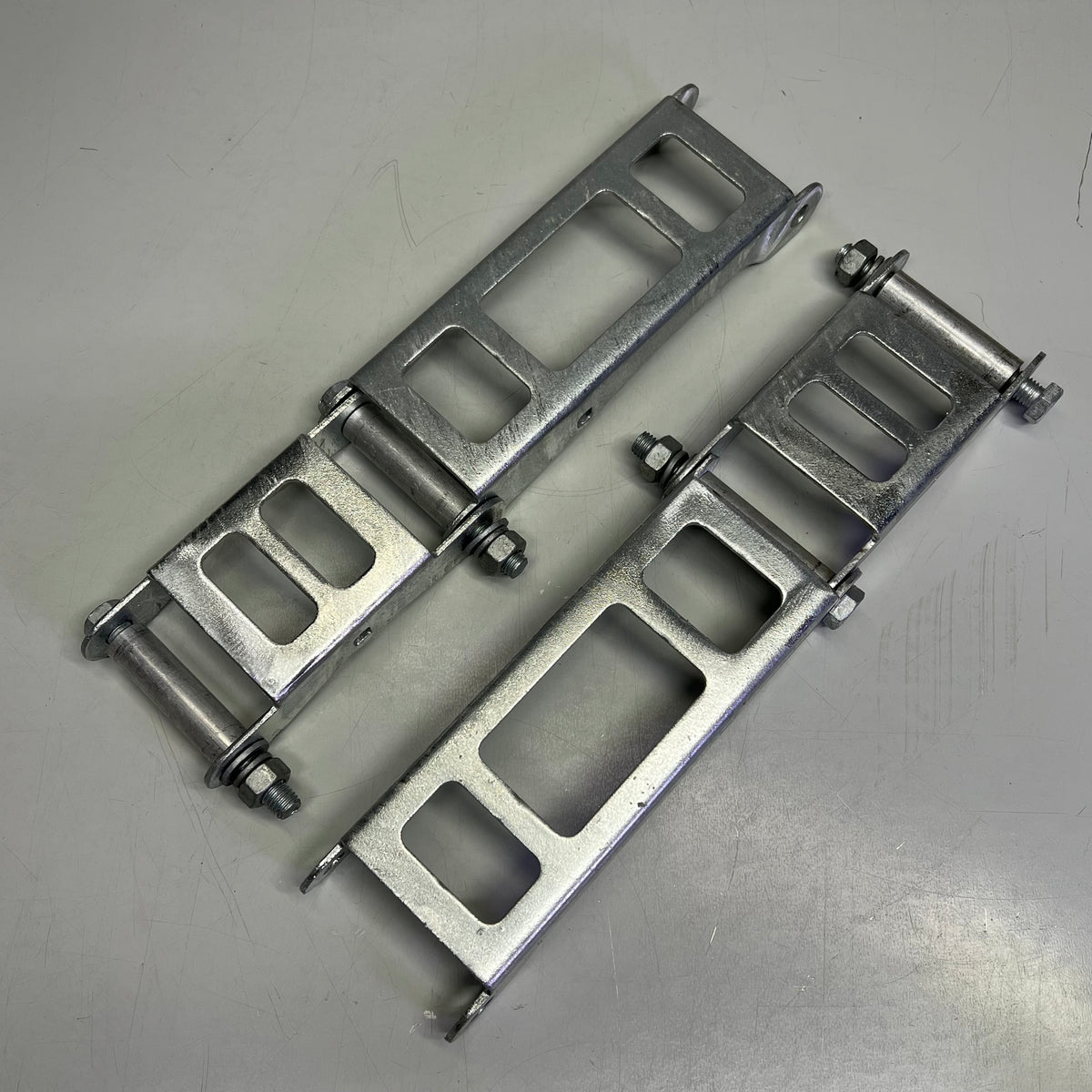AMPHENOL ANTENNA SOLUTIONS Mounting Kit For Base Station Antennas Silver APM40-5E