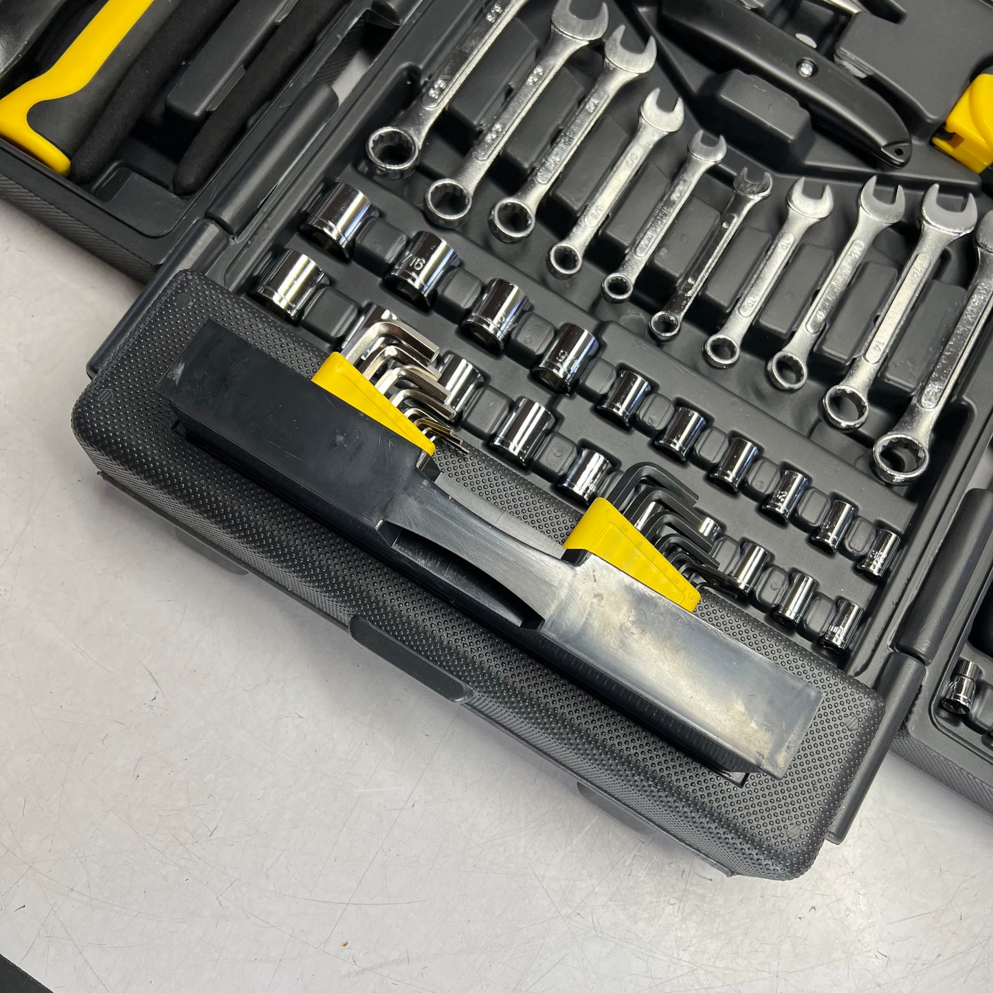ULINE (121 PIECE) Home Tool Set In Wall Mountable Case Black/Yellow H-706