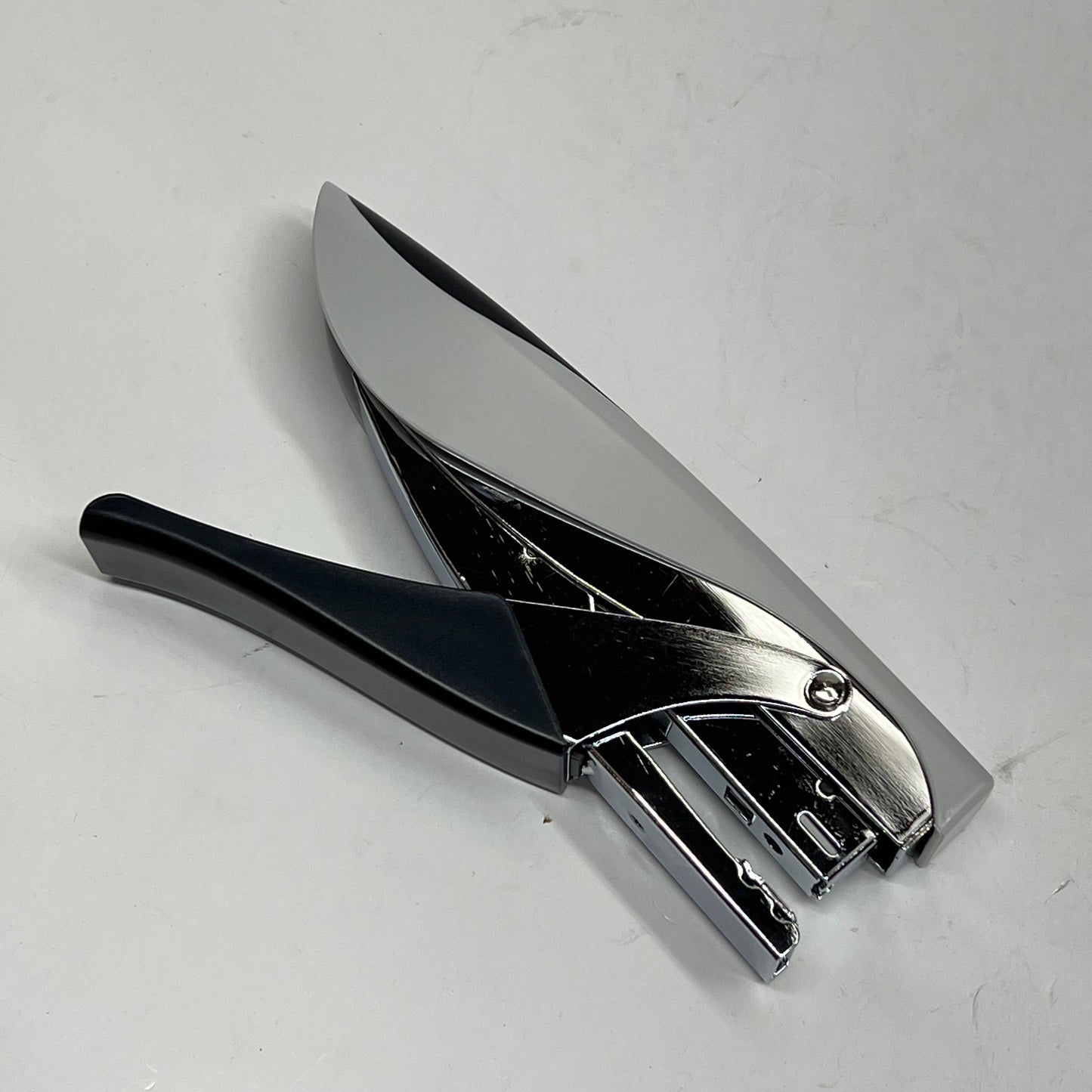 STAPLES Metal Heavy Duty Deluxe Plier Stapler  20 Sheet Cap Grey/Black ST24546
