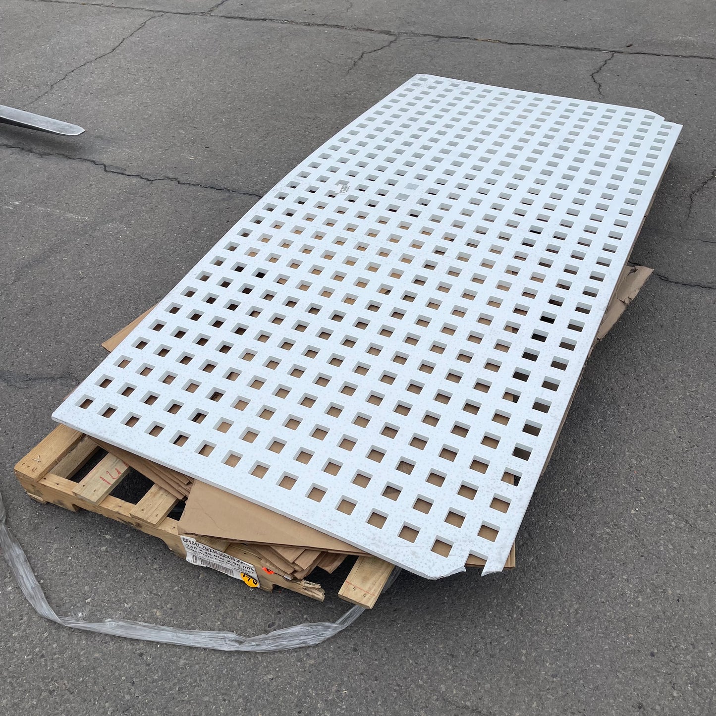 ZA@ Pallet of MIXED Vinyl Privacy Lattice/floor Panel 96"x48" White (AS-IS)
