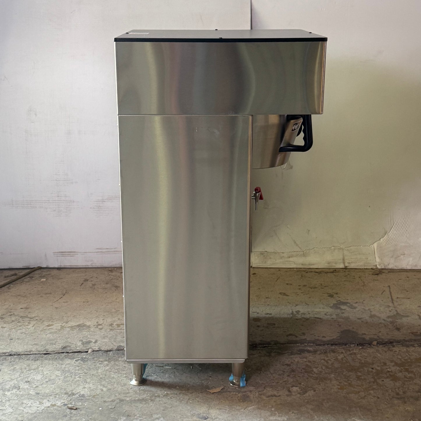 BUNN Commercial Coffee Making Machine Titan Single 120/208V 21"W x 22"L x 40"H Gray STTN001774