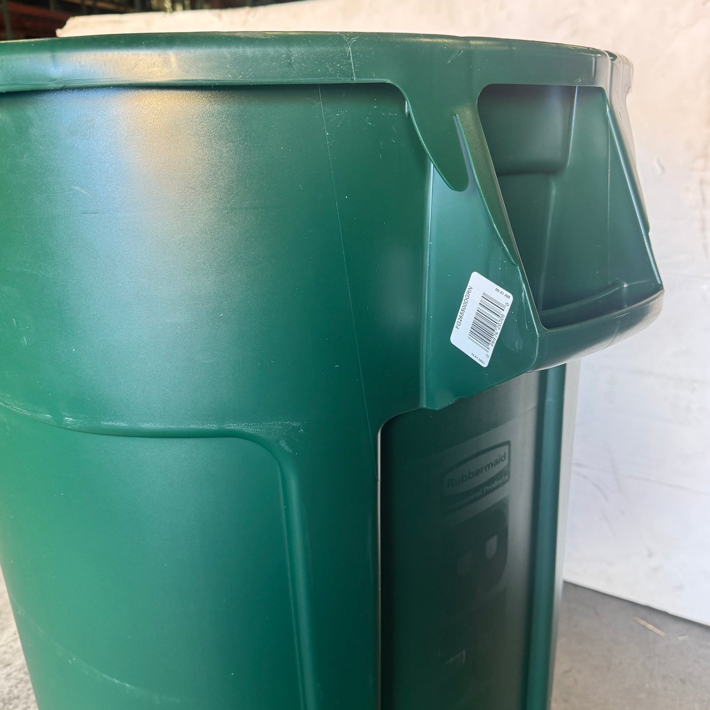 ZA@ BRUTE RUBBERMAID Green Garbage 55Gal Sz 33”Hx25.5”D (New)