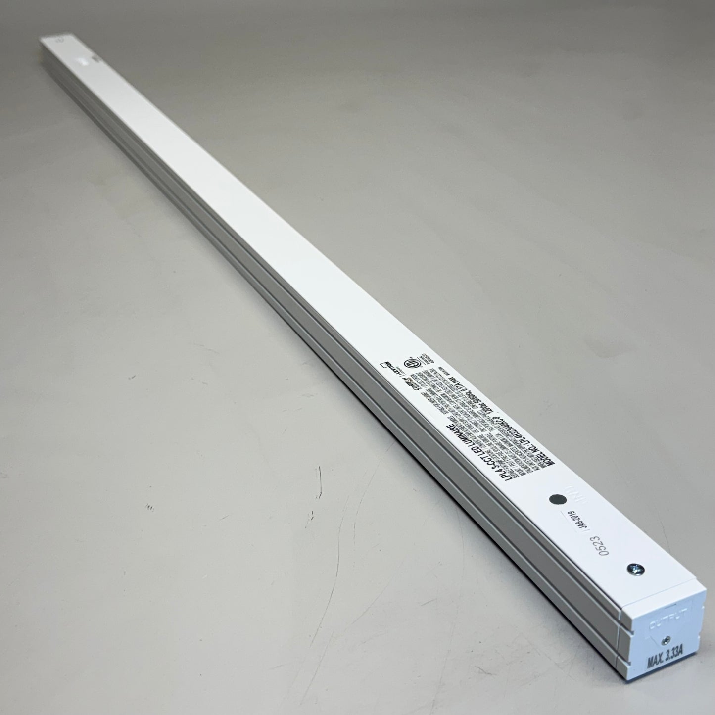 LEVITON 32” Ho 30K-35K-40K Linear LED Light Sz 32” L x 1” W LPL4H323040KC-P