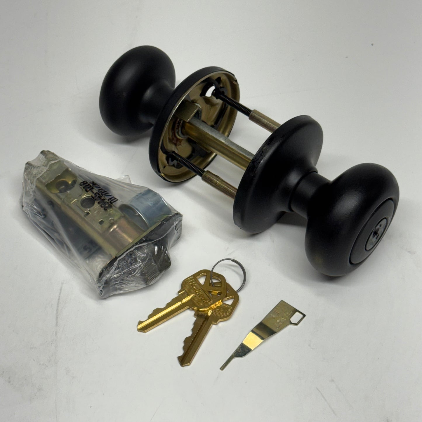 KWIKSET Cove Entry Door Knob with Key, Matte Black Matte Black 400CV 514 - 94002-950
