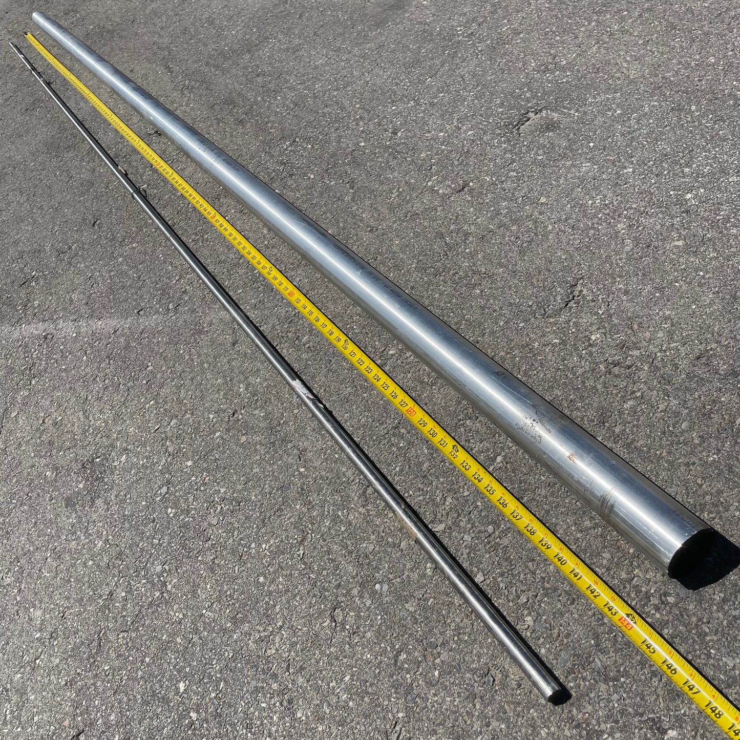 ZA@ Pallet of ALUMINUM Rod 2” Diameter 70 lbs (AS-IS)