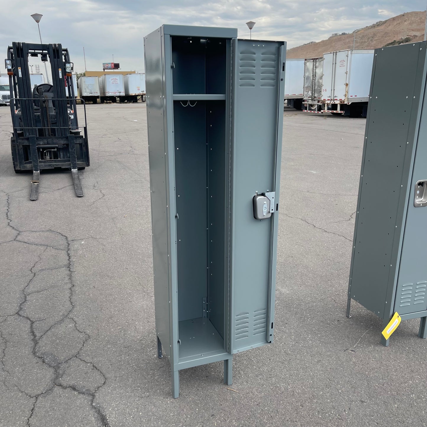 ZA@ HALLOWELL One Wide, Single Tier Locker Grey (AS-IS)(A)