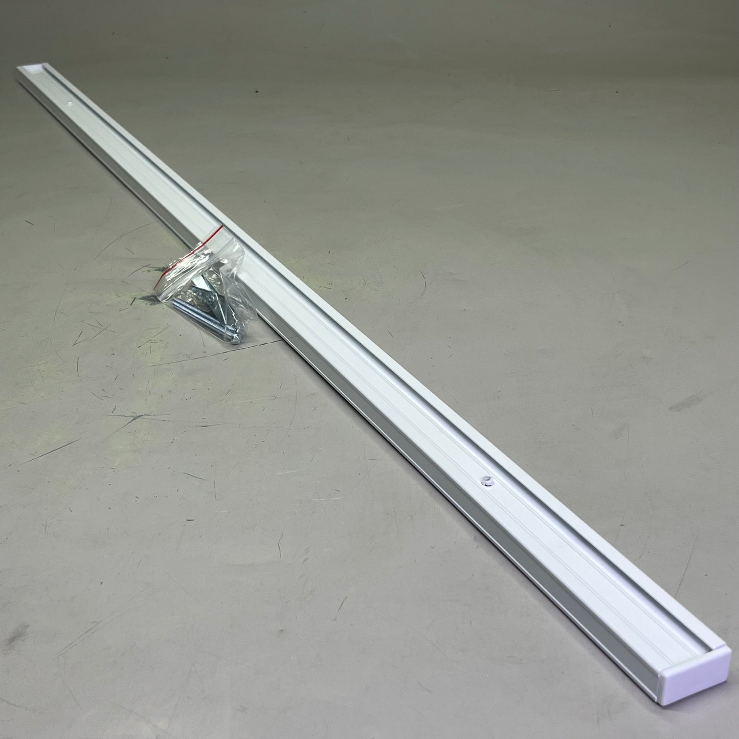 LEVITON Single Circuit Track Lighting Sz  4’, White Finish LT4P