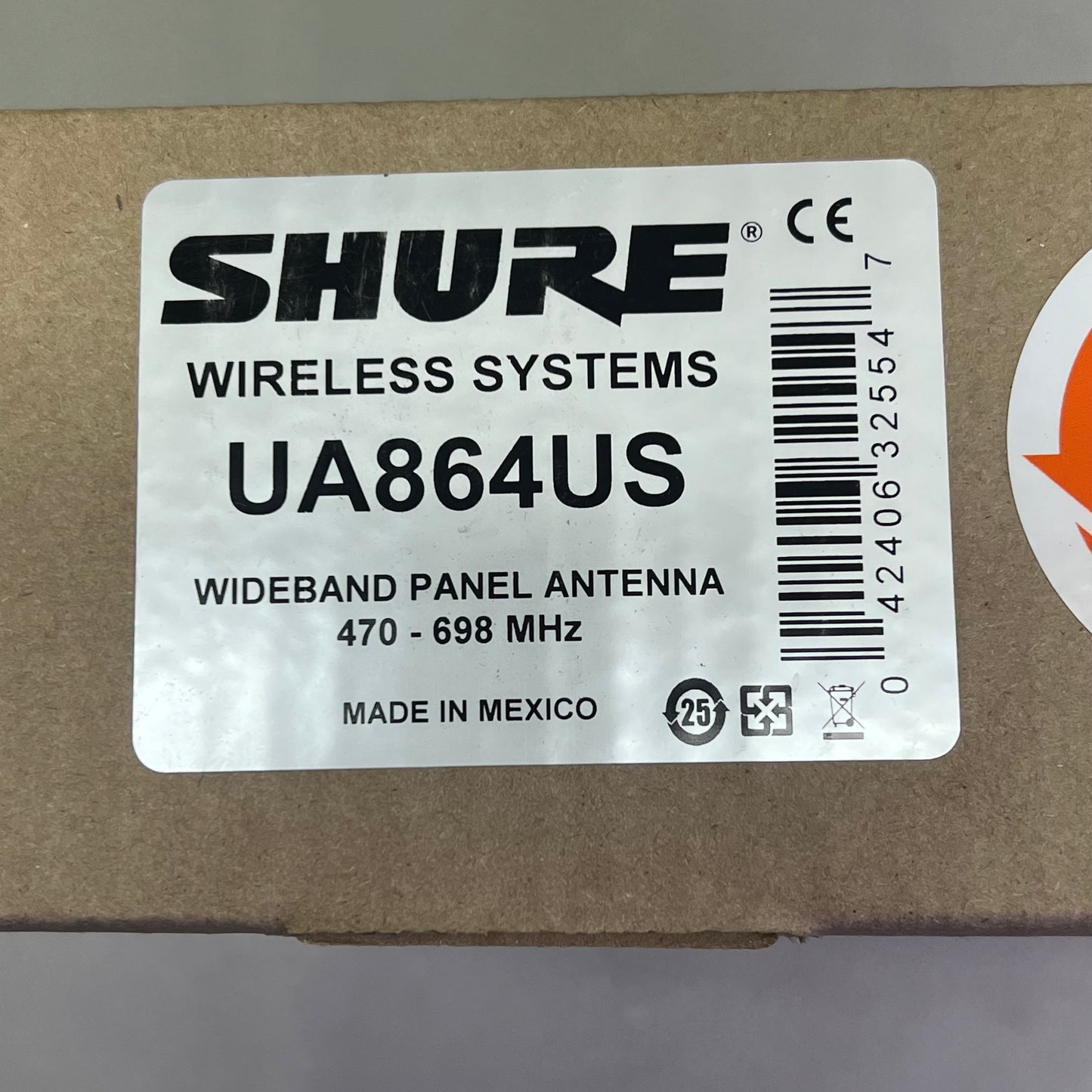 SHURE Wall-Mounted Wideband RF Coverage Panel Antenna 470-698 MHz White