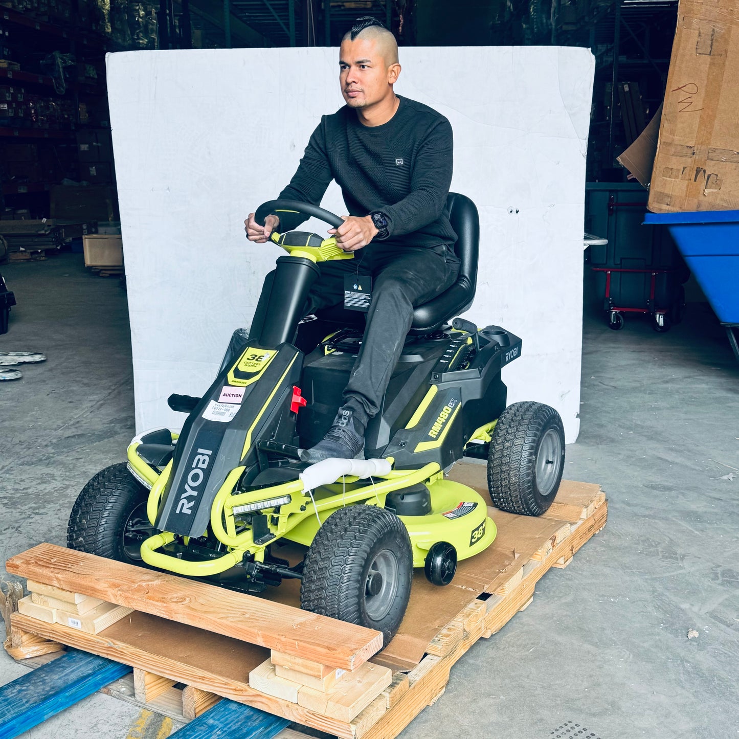 ZA@ RYOBI RYOBI 48V Brushless 38 in. 100 Ah Battery Electric Rear Engine Riding Lawn Mower Sz 64”Lx44”Hx41”W, Green & Black Color (AS-IS, Dinged Steering Wheel)