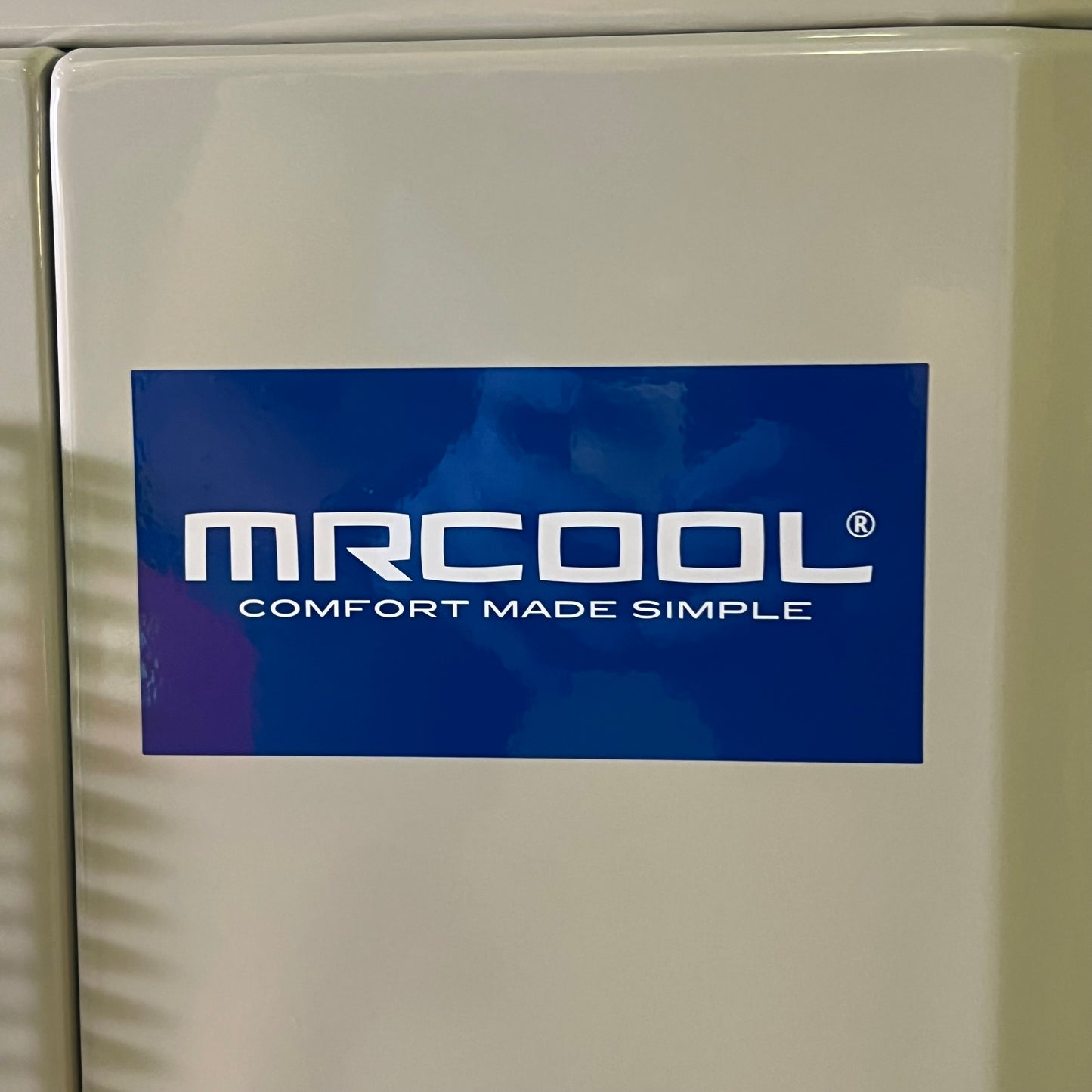 MRCOOL Heat Pump Air Conditioner 36000 BTU White A36HPWMAH230C (New Other, Aesthetic Damage)
