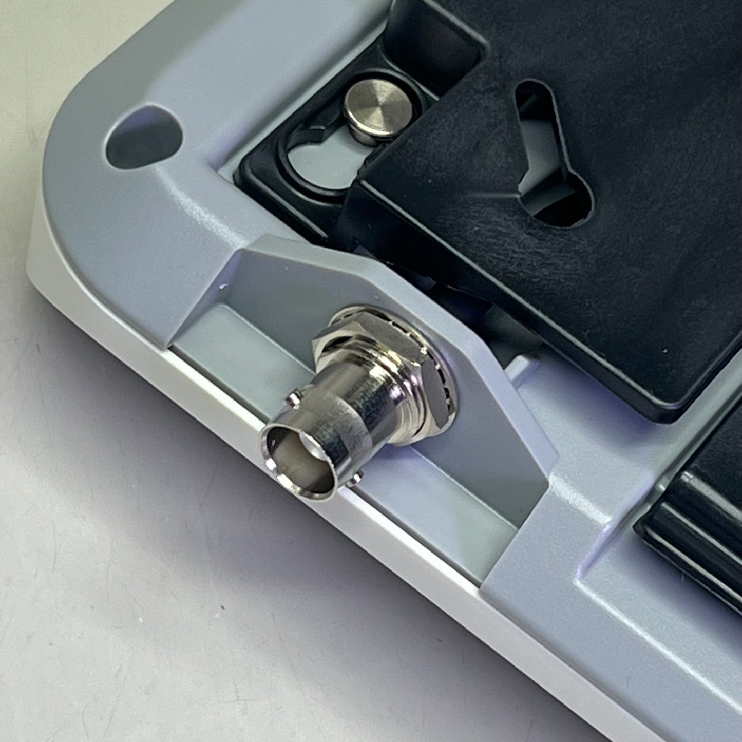 SHURE Wall-Mounted Wideband RF Coverage Panel Antenna 470-698 MHz White