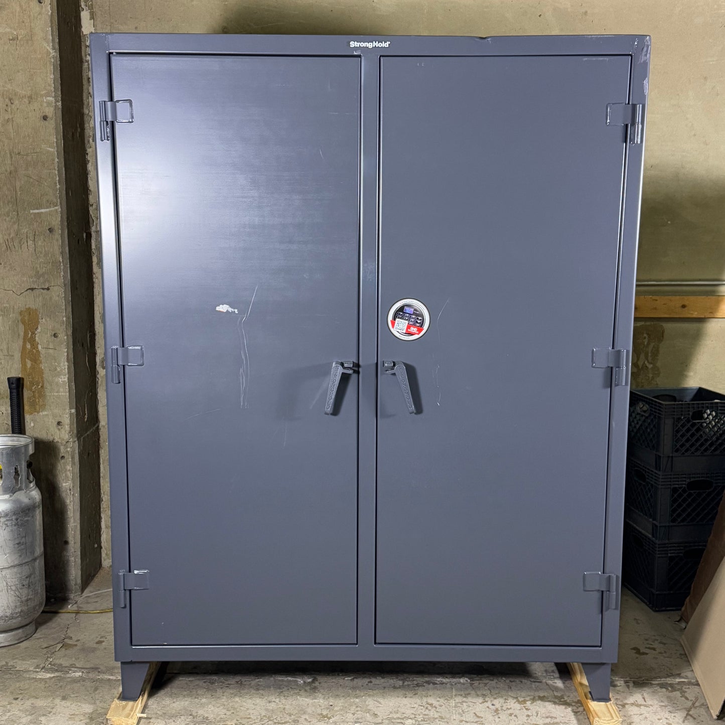 ZA@ STRONGHOLD Extreme Duty 12 GA Bin Cabinet W/ 5 Shelves 56-DS-248 Sz 24"Wx60"Lx79"H (New Other, Minor Scratches)