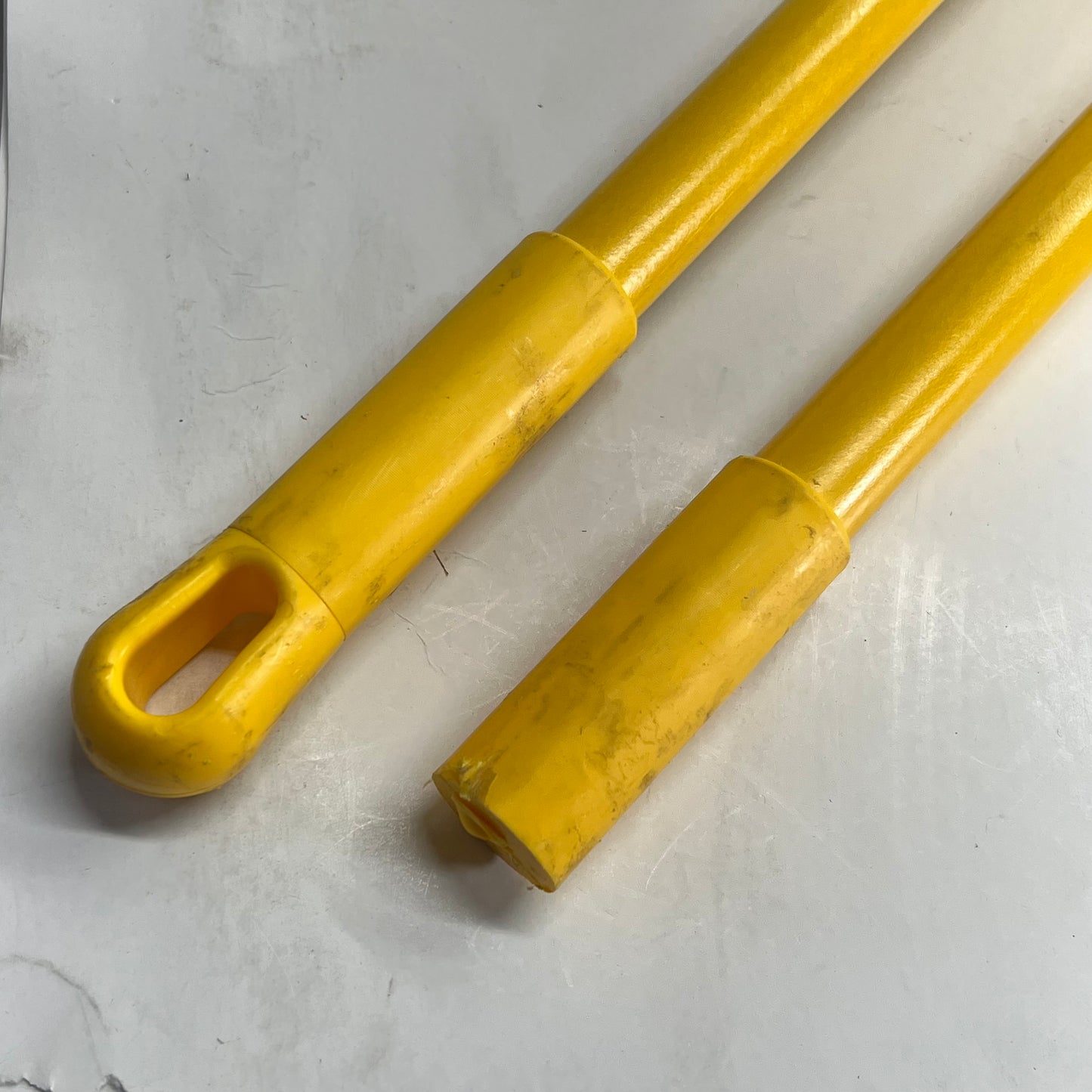 ZA@ CARLISLE  (2 PACK) Fiberglass Dust Mop Handle W/ Clip-on Connector 60" Yellow 362113EC04 (As-is)